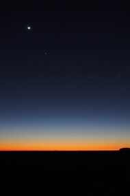 Cae la noche en Australia con el Uluru / Ayers Rock al fondo