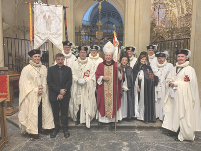 Delegación de la Orden Ecuestre del Santo Sepulcro en Alicante con monseñor don Javier Salinas y Viñas, obispo auxiliar de Valencia, que celebró la santa misa en la ceremonia de cruzamiento