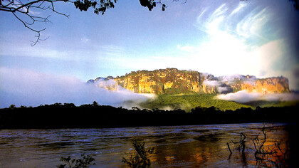 Sección del Auyantepui desde el río Carrao. Foto: Armando Michelangeli A.
