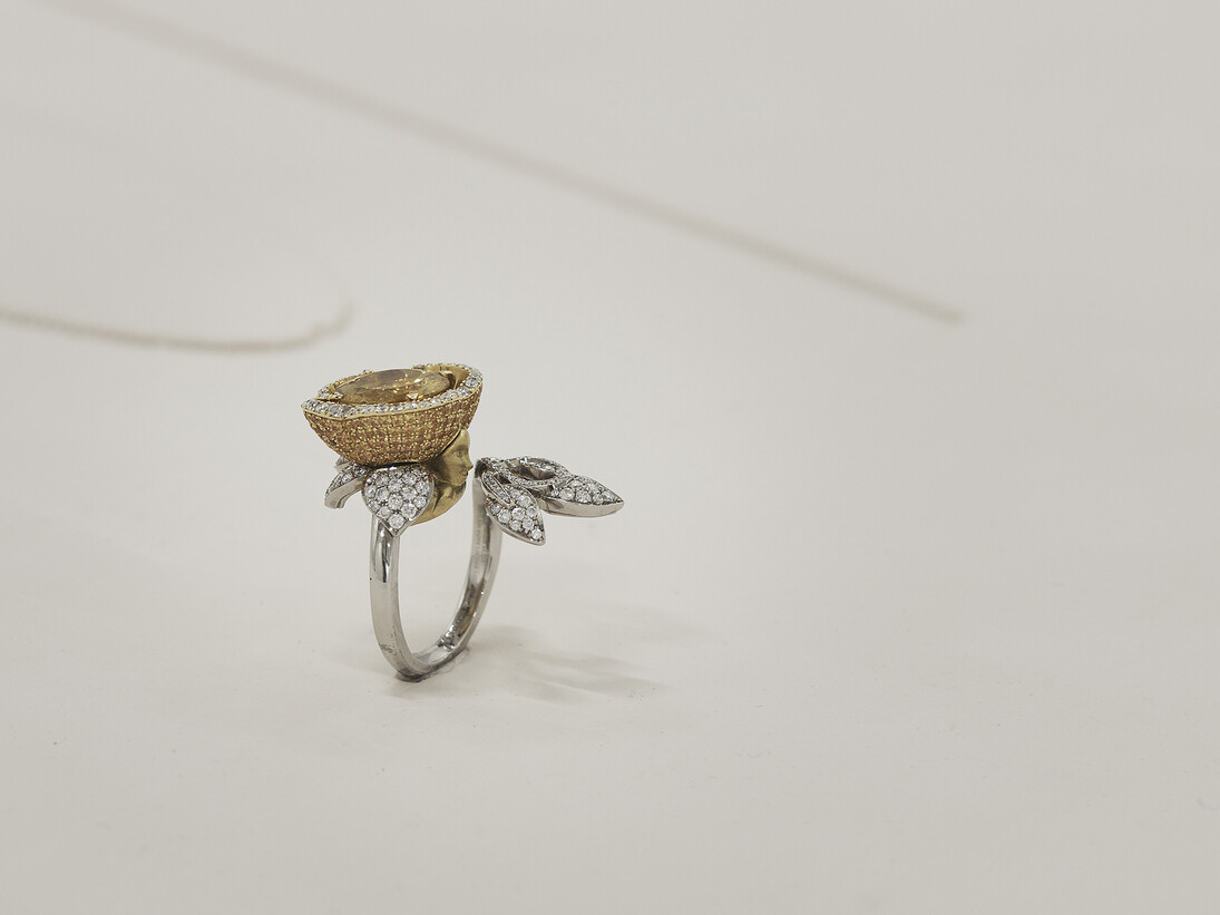 Chris Evans, Clerk of Mind, detail of A Needle Walks into a Haystack, 2014. Platinum and yellow gold ring with diamonds, sapphires and heliodor (‘Flowergirl’) commissioned from Boodles responding to Liverpool Biennial’s press release as a brief; jesmonite tablet, rosewood and powder-coated steel vitrine. Commissioned by Liverpool Biennial 2014, Courtesy of the artist and Boodles. Project Arts Centre, Dublin (2014)