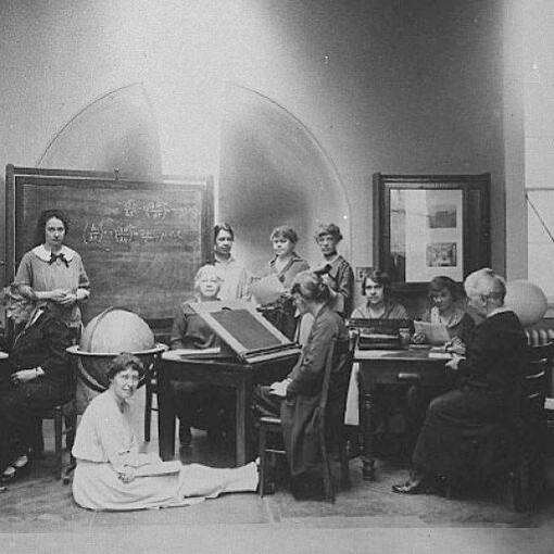 Las mujeres de las computadoras, archivos de Harvard. Cecilia Payne aparece sentada frente al escritorio central 