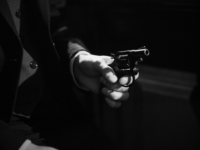 Ladrão aponta uma arma