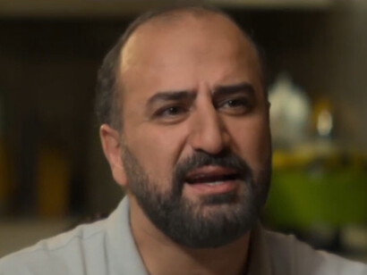 Scena tratta dal trailer del film "Il seme del fico sacro" con Misagh Zare nel ruolo del giudice Iman. Il film è stato girato maggiormente in luoghi chiusi e privati per sfuggire alle ripercussioni. La maggior parte delle famiglie delle donne che vi hanno lavorato e/o preso parte a capo scoperto sono perseguitate dalla giustizia iraniana