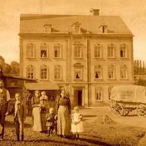 The Schmidt family in front of the house with mill in Chemnitz-Rottluff, um 1897. Courtesy of Kunstsammlungen Chemnitz