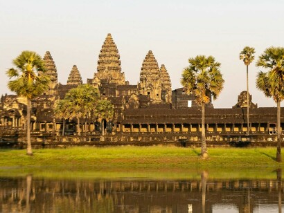 Angkor Wat, Siem Reap, Camboja, visto do outro lado do rio. Em 1915, Chuon Nath presidiu um comitê responsável pela elaboração de um dicionário da língua Khmer, cuja primeira edição foi publicada em 1967. A partir desse trabalho, consolidou-se como uma autoridade na língua Khmer