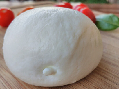 The media diffusion of terms has contributed to creating a curiosity and an interest for the products in an environment outside of the original Italian American community, like  "mootzarell’" 
