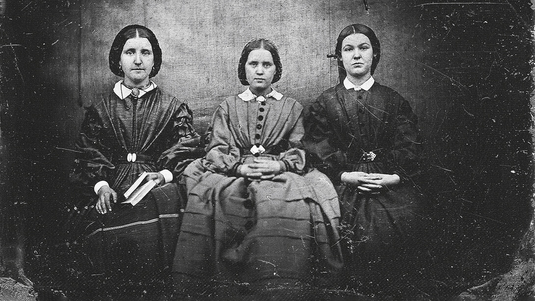 Charlotte, Emily y Anne (hermanas Brontë), poetas y novelistas británicas que publicaron sus obras con nombres de hombres por temor al rechazo