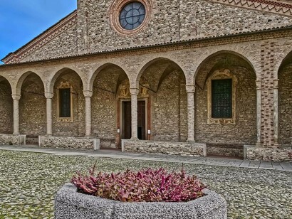 Colonnato e cortile esterno, Basilica di San Colombano Abate, Bobbio (PC), Italia