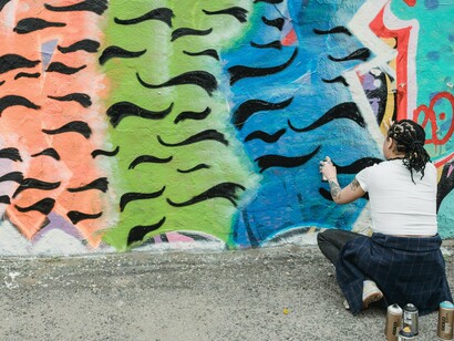 Circular pela cidade e ignorar a pixação é praticamente impossível. Apesar do debate polarizado entre arte e vandalismo, é inegável que essa prática urbana se tornou uma característica singular da paisagem paulistana. Para Felipe, de 30 anos, morador do Parque Erasmo, em Santo André (ABC Paulista), a essência da pixação é clara: “A essência da pixação sempre será o vandalismo.” Felipe assina como “sistema”, pixo que pode ser encontrado em diferentes regiões de São Paulo