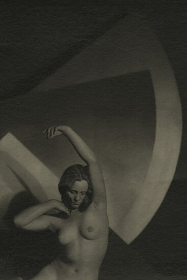 František Drtikol, Untitled (detail), 1927. Vintage pigment print, carbon, 11 5/16 x 8 1/4 in. (28.7 x 21 cm). Courtesy of Gitterman Gallery
