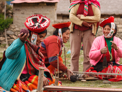 Mujeres indígenas tejiendo