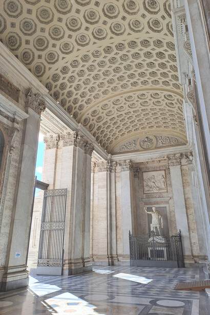 Basilica di San Giovanni in Laterano, Roma, Italia. Controfacciata o portico, sullo sfondo statua marmorea di Costantino, (© Roberto Luciani)