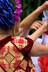 Mujeres arreglándose con trajes típicos del Itsmo de Tehuantepec, México