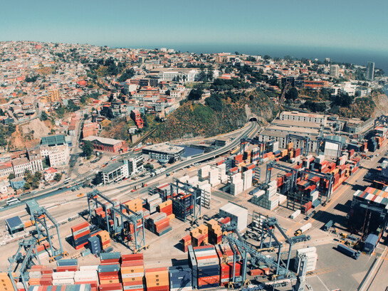 Una vista panorámica de Valparaíso y su concurrido puerto, que representa la posición estratégica de Chile en el comercio regional y mundial
