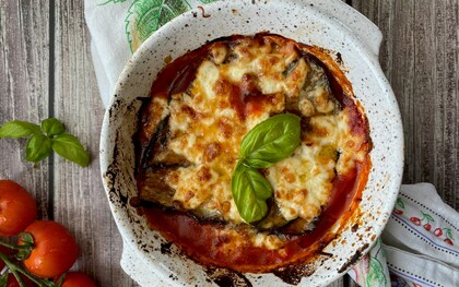 La parmigiana di melanzane nasce nel Sud Italia come piatto estivo di stratificazione, probabilmente tra Settecento e Ottocento, con origini contese e un nome ancora oggi discusso tra “parmiciana” siciliana e Parmigiano