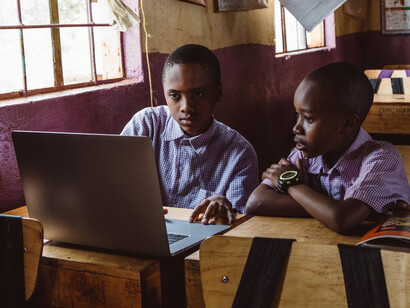 Alunos usam o computador e sites de busca para a segunda parte da atividade escolar