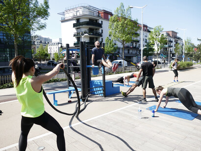 Parque de calistenia al aire libre con distintos equipos para el uso de la comunidad