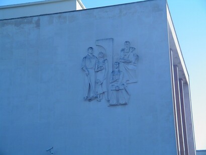Alegorias da Justiça em obra de arte em alto relevo na Universidade de Lisboa