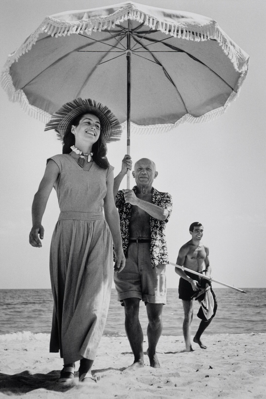 Robert Capa (1913-1954), Françoise Gilot seguita, da Pablo Picasso e da Javier Vilato, sulla spiaggia di Golfe-Juan, agosto 1948, Stampa senza data, Gelatina ai sali d’argento,
32×27 cm, Dono Eredi Picasso, 1992,inv. APPH273, © Robert Capa © International Center of Photography/Magnum Photos. © Succession Picasso by SIAE 2016

