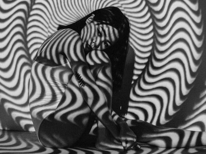  Joyce gostava de fotografar tudo o que vivenciava, comprava e comia, com o mais importante objetivo de postar nas redes sociais e causar inveja em seus colegas. Era a forma que ela arranjava para se vingar dos que a faziam se sentir mal. A verdade é que o universo, a bolha ou o mundinho familiar, se preferir, da menina era algo que poucos algum dia já desfrutaram ou viriam a desfrutar na vida. Tudo que o dinheiro pudesse comprar estava ao alcance de um pedido, e sem precisar de muita insistência 