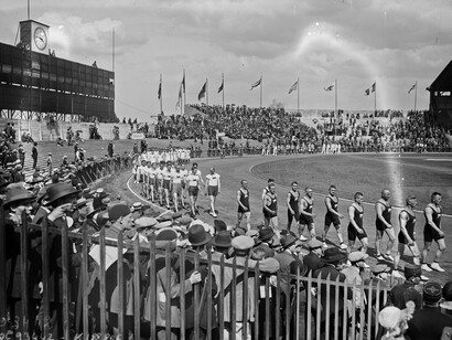 Las olimpiadas de París 1924, fueron un verdadero éxito, suficiente como para inspirar la oscarizada película Carros de Fuego de 1981. Ceremonia inaugural Juegos Olímpicos de Verano, 1924, Paris, Francia