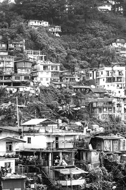 O termo racismo ambiental foi cunhado por Benjamin Chavis para descrever a discriminação racial na exposição a riscos ambientais tóxicos e perigosos