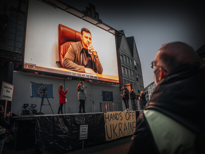 Hombre mira atentamente el comunicado en vivo del presidente ucraniano Volodímir Zelenski