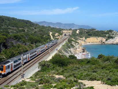 Un tren de Renfe por la costa catalana