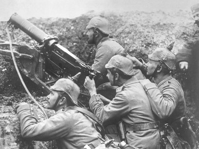 Soldados alemanes manejan una ametralladora en las cercanías de Reims durante la Primera Guerra Mundial