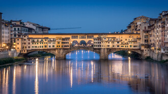 A Ponte Vecchio, sobre o Rio Arno, em Florença
