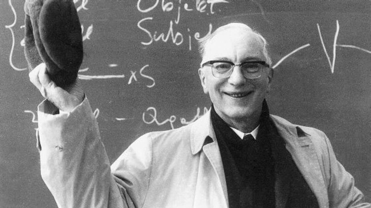 Eric Voegelin oferece uma perspectiva única sobre a história e a mudança, contrastando com o mainstream marxista. Sua análise explora o descompasso entre razão e sentimento e a importância da ordem cosmológica na formação da civilização. Eric Voegelin em uma imagem de 1970. Foto reprodução: Voegelin View