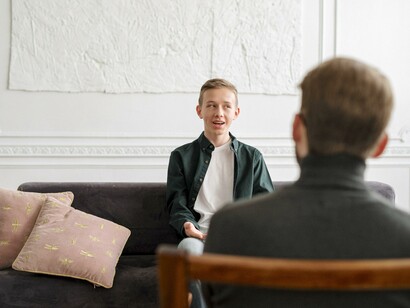 Menino conversa com seu psicólogo