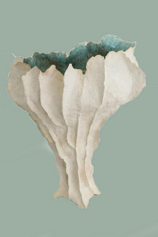 Sus obras nos regalan texturas que invitan al tacto y formas que desafían las convenciones 