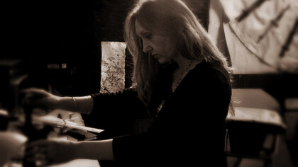 Betty Zola nel suo atelier
