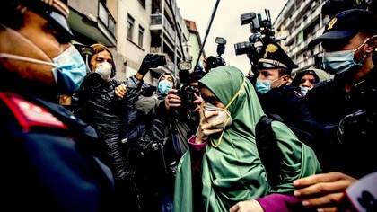 Silvia Romano en medio de una nube de periodistas, policías y curiosos