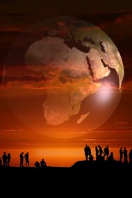 Migrazioni e politica europea. La questione, quindi, si trova in bilico tra interessi macroeconomici e spinte emotive politicamente gestite, senza che se ne riesca mai a venire a capo, trovando un punto di sintesi. E questo è in effetti l’atteggiamento predominante nei governi europei, che oscillano costantemente tra aperture e chiusure
