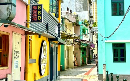 Colourful restaurants in Taipa Village ©Alma Reyes
