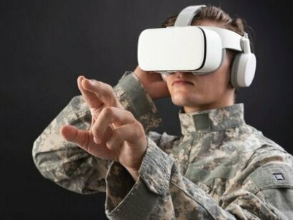 Soldado utilizando aparelho de realidade aumentada. A IA também está transformando os paradigmas da guerra moderna. Sistemas autônomos, como drones guiados por IA, estão revolucionando os campos de batalha, reduzindo a necessidade de soldados humanos e aumentando a precisão dos ataques




