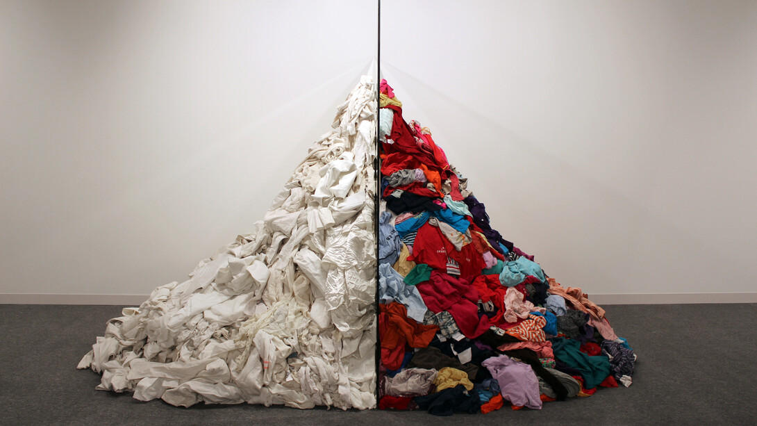 Michelangelo Pistoletto, Metamorfosi 1976 – 2013, stracci bianchi e colorati, specchio, Dimensioni variabili. Installazione: Abu Dhabi Art Fair, foto Alicia Luxem
