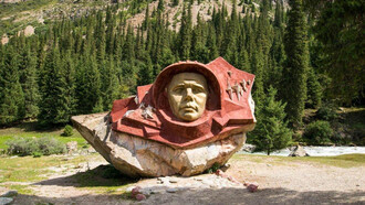 El “Día de la Cosmonáutica”. Se celebra cada año el 12 de abril, fecha que marca el momento exacto en que, en 1961, la humanidad dejó de estar confinada a la corteza terrestre. Monumento a Yuri Gagarin, Barskoon, Kirguistán
