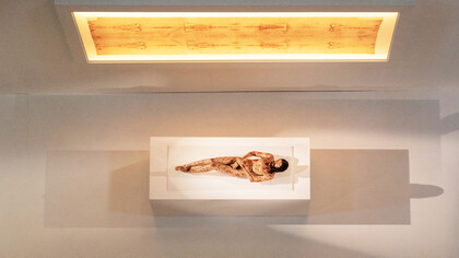 El hombre misterioso en la catedral de Salamanca, España