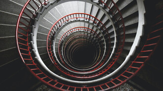 Escaleras en espiral que tiendan al infinito, repitiendo un patrón sin fin