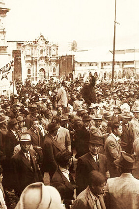 Víctor Raúl Haya de la Torre en Cusco, durante la campaña presidencial, 1945. Nacido en Trujillo, Perú, Víctor Raúl Haya de la Torre provenía de una familia aristocrática pero pronto volcó su vida al activismo social