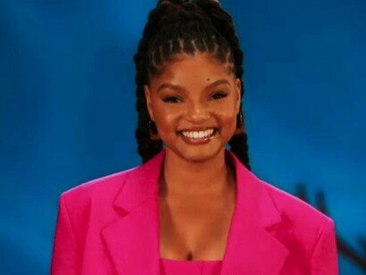 Halle Bailey, atriz que interpretou a Pequena Sereia no live action de 2023. A presença de mulheres negras em papéis de destaque nas produções da Disney tem um impacto profundo na sociedade. Ela oferece modelos positivos para crianças e jovens negros, reforçando a ideia de que podem aspirar a qualquer posição ou sonho. Além disso, promove a empatia e a compreensão entre diferentes grupos étnicos, educando o público sobre a importância da diversidade e da inclusão