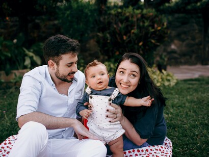 Una famiglia che gioca sul prato.  La trama di “Epigenetica” ruota, infatti, attorno a una madre Maddalena, che della madre ha pochissimo pur essendolo visceralmente. È una donna vittima della sue dipendenze, instabile, depressa, che perde i capelli e ha poca carne addosso