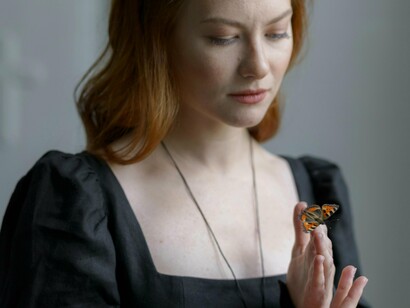 Ela busca transcender as limitações da realidade física e mergulhar nas profundezas da mente e do espírito. Da mesma forma, a Mulher Viajante procura uma conexão espiritual e uma compreensão mais profunda do mundo ao seu redor. Ela valoriza a simplicidade, a liberdade e a autenticidade, buscando harmonia com a natureza e com os outros seres