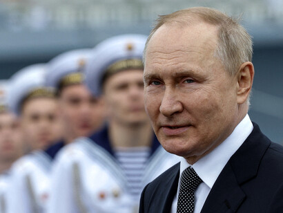 Vladimir Putin frente a tropas rusas