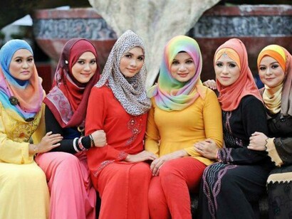 Los velos y hiyab de las mujeres en Indonesia sorprenden por lo colorido de sus modelos