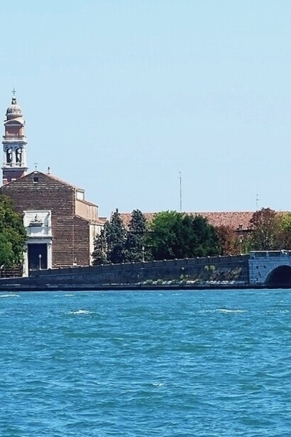  Il Lido di Venezia è un'isola che combina il fascino storico con un'atmosfera raffinata, famosa per i suoi alberghi in stile Liberty e le spiagge dorate che attirano visitatori da tutto il mondo