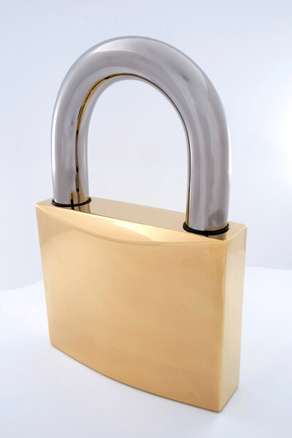 Giorgio Laveri, Pont des arts, 2017, ceramica smaltata con interventi al terzo fuoco in platino e oro zecchino, cm 55x36x12, ph. Graneri Walter